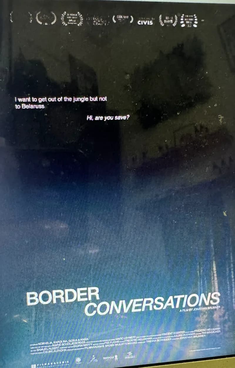 Affiche du film Border Conversations de Jonathan Brunner : une forêt de nuit, avec les messages « I want to get out of the jungle but not to Belarus » et « Hi, are you safe? ».