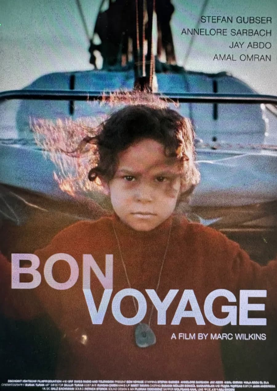 Plakat vum Kuerzfilm Bon Voyage vum Marc Wilkins: e Kand mat engem roude Pullover viischt op engem Segelboot.