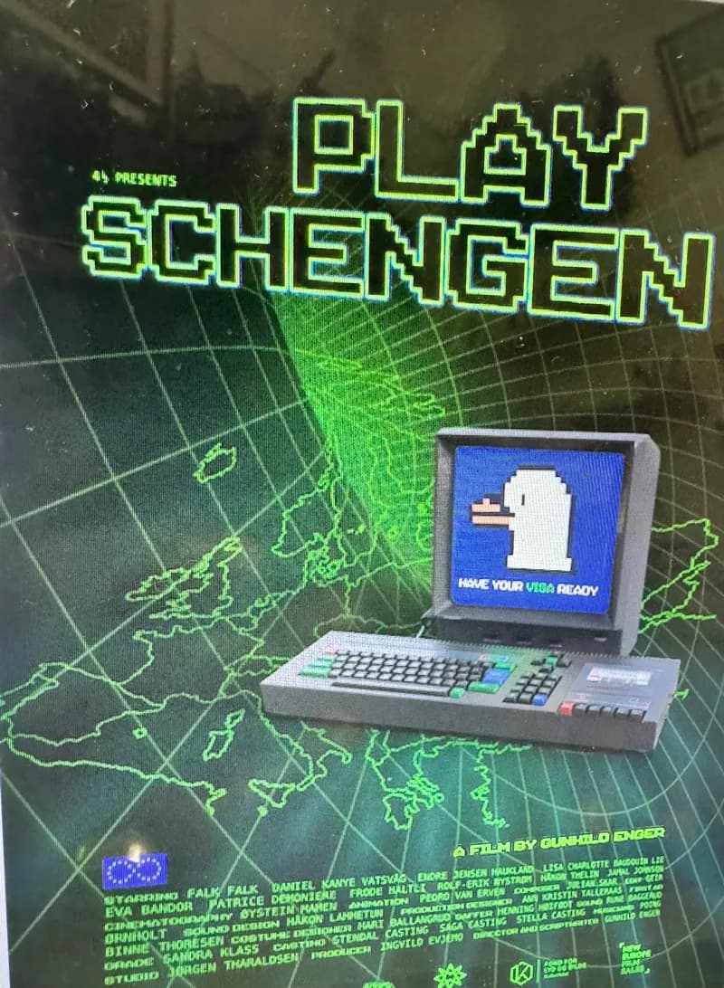Affiche du film Play Schengen de Gunhild Enger : un ordinateur rétro affiche un oiseau en pixels et « Have your visa ready » sur une carte de l’Europe verte.