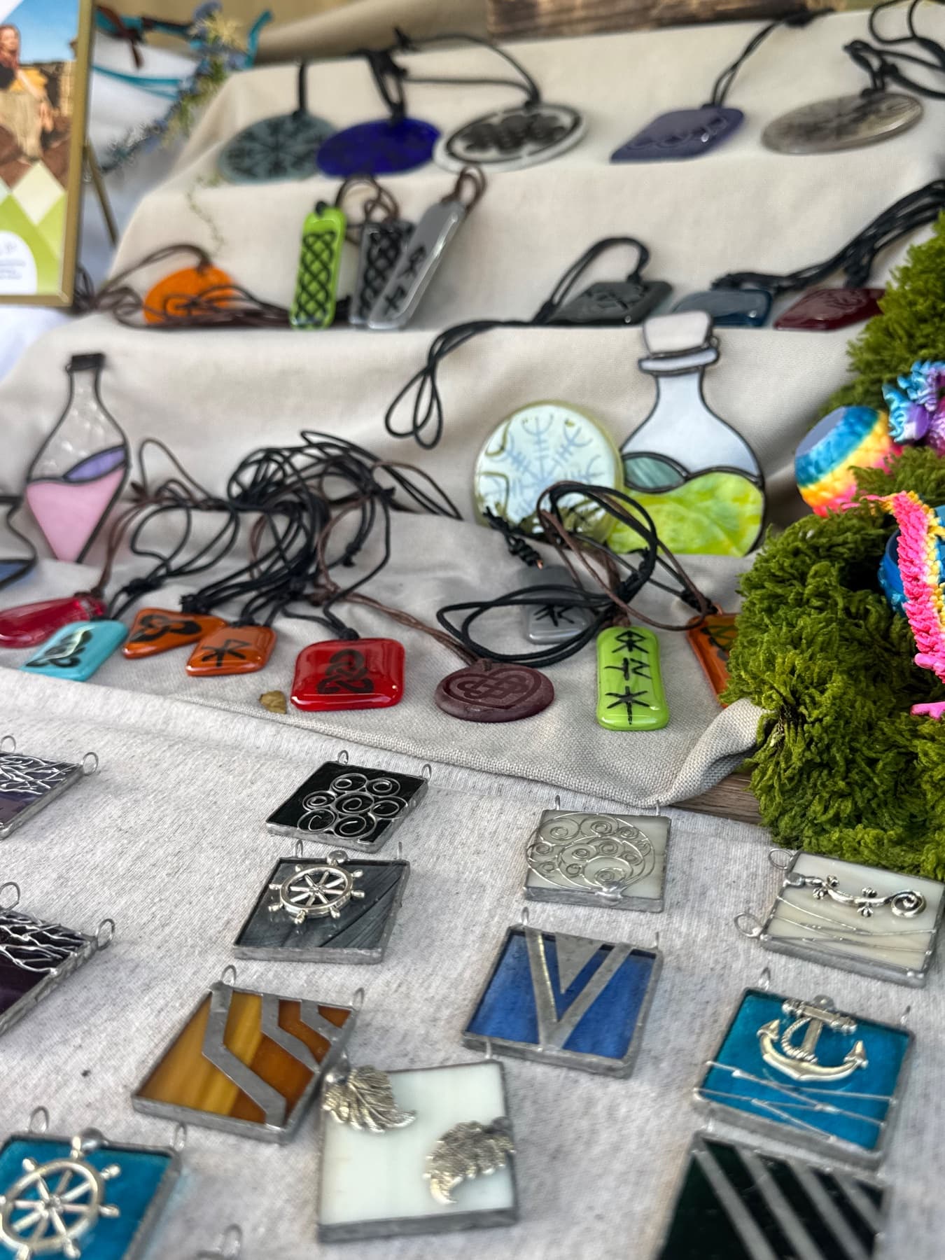 BIJOUX ET SYMBOLISME : CES OBJETS QUI RACONTENT BIEN PLUS QU'UNE HISTOIRE DE MODE